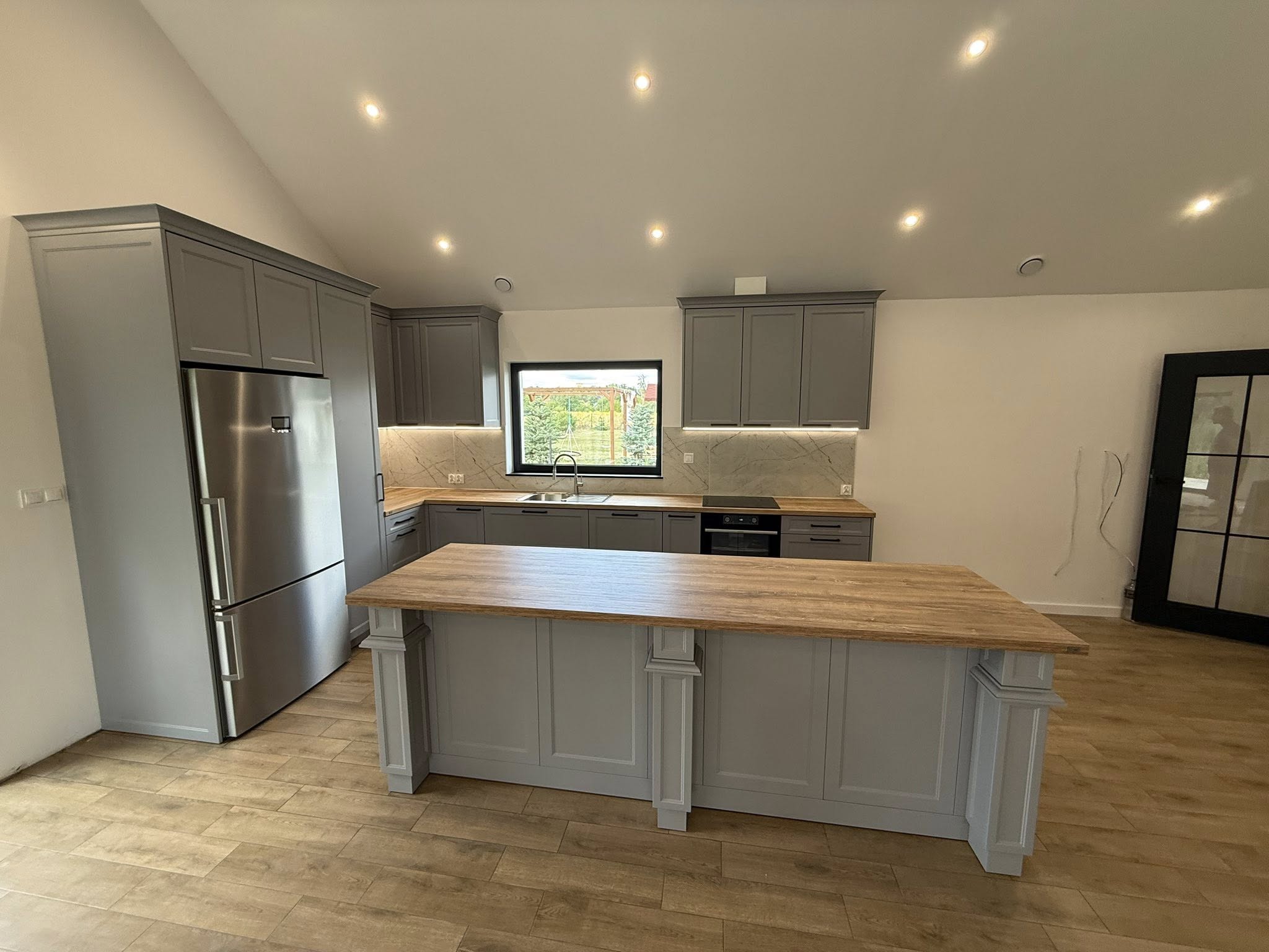 Kuchnia w stylu loft z betonową zabudową barową